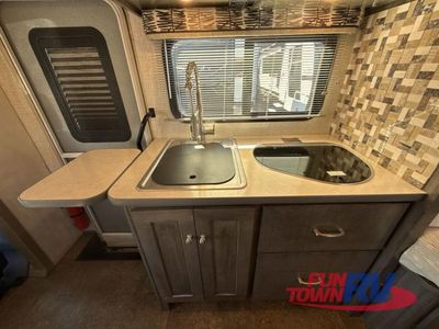 2018 Winnebago Fuse — photo 14 view