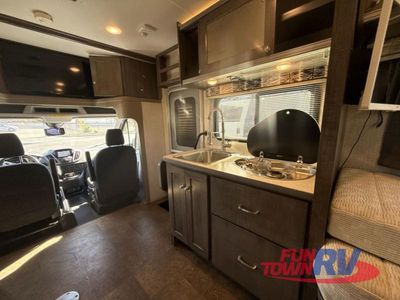 2018 Winnebago Fuse — photo 16 view