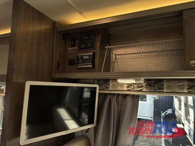 2018 Winnebago Fuse — photo 61 view