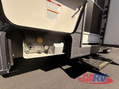 2018 Winnebago Fuse — photo 33 view