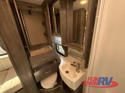 2018 Winnebago Fuse — photo 25 view