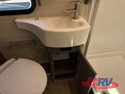 2018 Winnebago Fuse — photo 69 view