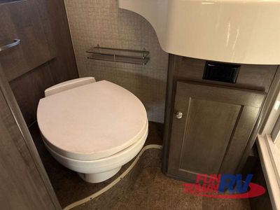 2018 Winnebago Fuse — photo 70 view