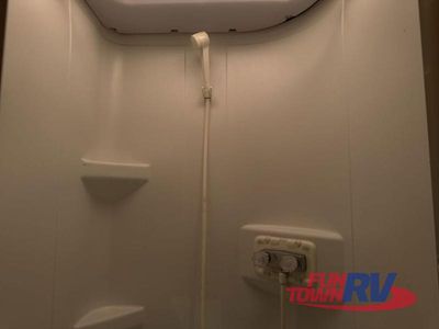 2018 Winnebago Fuse — photo 71 view