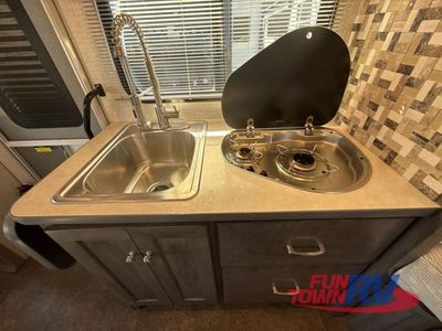 2018 Winnebago Fuse — photo 15 view