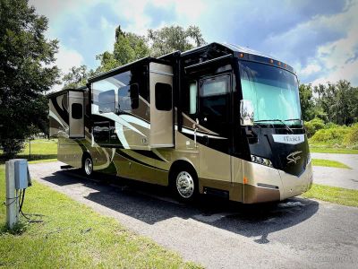 2015 Itasca Meridian — front three-quarter view