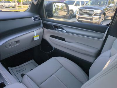 2026 Jeep Grand Wagoneer - Photo 18