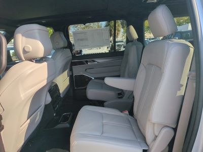 2026 Jeep Grand Wagoneer - Photo 15