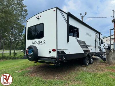 2022 Kodiak Ultimate 2921FKDS — rear three-quarter view