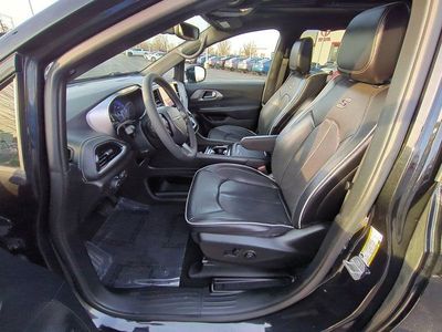 2023 Chrysler Pacifica — photo 8 view