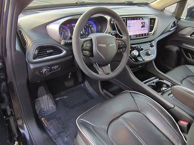 2023 Chrysler Pacifica — photo 9 view