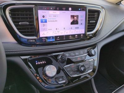 2023 Chrysler Pacifica — photo 12 view