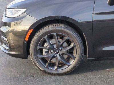 2023 Chrysler Pacifica — photo 7 view