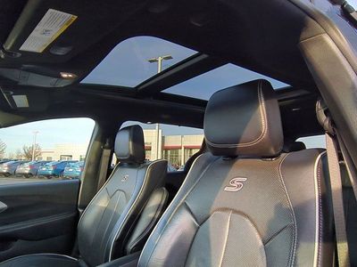 2023 Chrysler Pacifica — photo 10 view