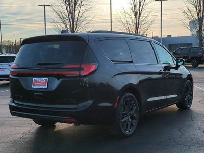 2023 Chrysler Pacifica — detail view