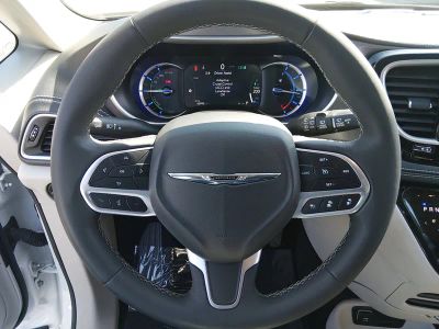 2024 Chrysler Pacifica — photo 12 view