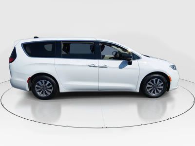 2024 Chrysler Pacifica — photo 8 view