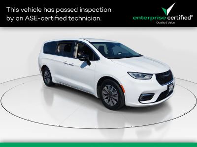 2024 Chrysler Pacifica Hybrid Select FWD — front three-quarter view