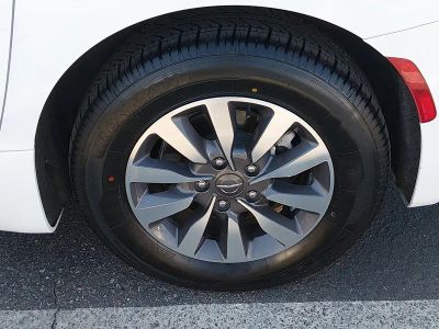 2024 Chrysler Pacifica — photo 10 view