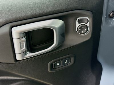 2025 Jeep Wrangler - Photo 17