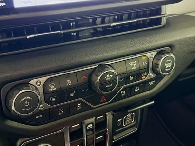 2025 Jeep Wrangler - Photo 14