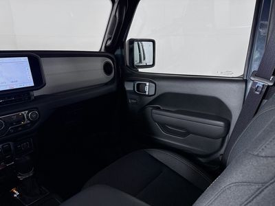 2025 Jeep Wrangler - Photo 23