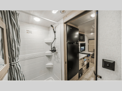 2025 EAST TO WEST Silver Lake — photo 9 view