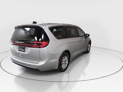 2024 Chrysler Pacifica — photo 7 view