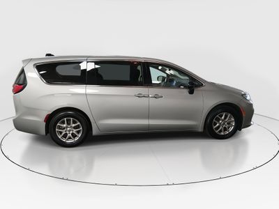 2024 Chrysler Pacifica — photo 8 view