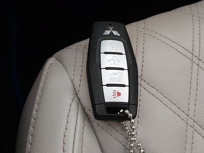 2024 Mitsubishi Outlander Plug-In Hybrid — photo 15 view