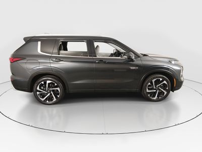 2024 Mitsubishi Outlander Plug-In Hybrid — photo 8 view