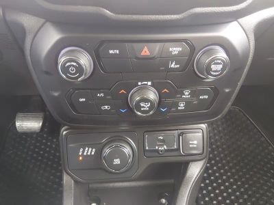 2023 Jeep Renegade — photo 18 view