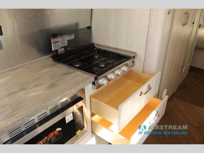 2025 Airstream International - Photo 28