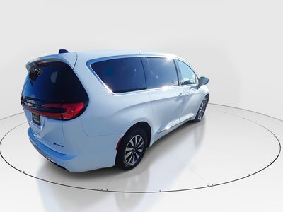 2023 Chrysler Pacifica — photo 7 view