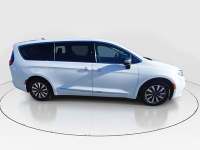 2023 Chrysler Pacifica — photo 8 view