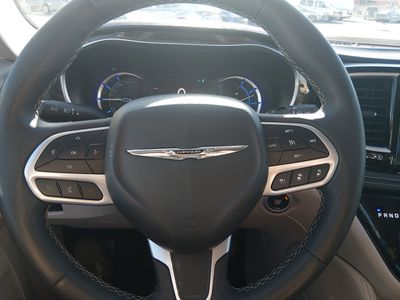 2023 Chrysler Pacifica — photo 12 view