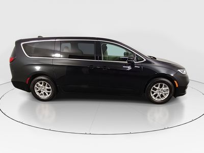 2023 Chrysler Pacifica — photo 8 view