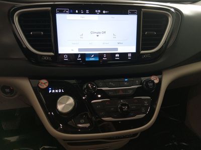 2023 Chrysler Pacifica — photo 18 view