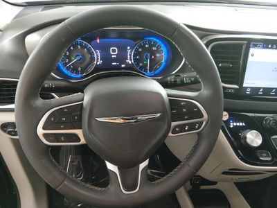 2023 Chrysler Pacifica — photo 12 view