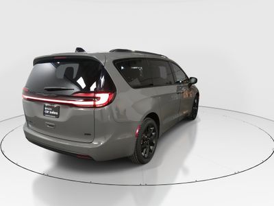 2023 Chrysler Pacifica — photo 7 view