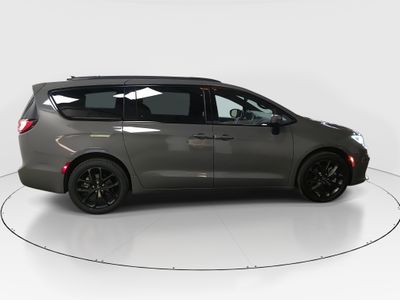 2023 Chrysler Pacifica — photo 8 view