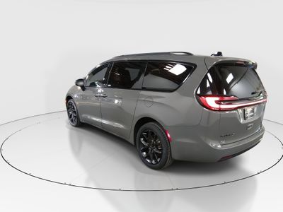2023 Chrysler Pacifica — detail view