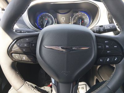 2025 Chrysler Pacifica - Photo 12