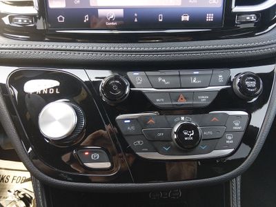 2025 Chrysler Pacifica - Photo 13