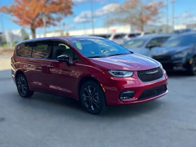 2026 Chrysler Pacifica PACIFICA SELECT AWD in Red Hot Pearl-Coat Exterior Paint — front three-quarter view