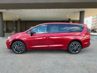 2026 Chrysler Pacifica — rear three-quarter view