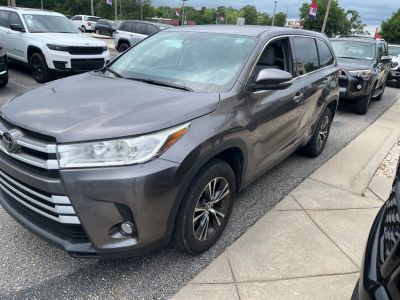 2018 Toyota Highlander LE Plus in Gray — front three-quarter view
