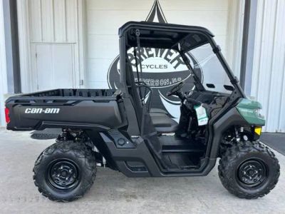 2026 Can-Am® Defender HD7 — front three-quarter view