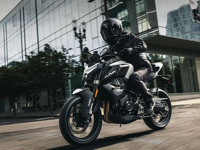 2026 CFMOTO 450NK - Photo 2