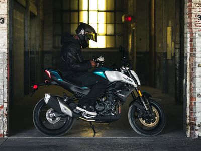 2026 CFMOTO 450NK - Photo 6